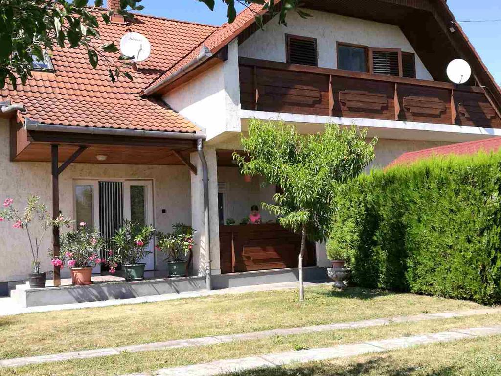Sára Vendégház Balatonkeresztúr Exterior foto
