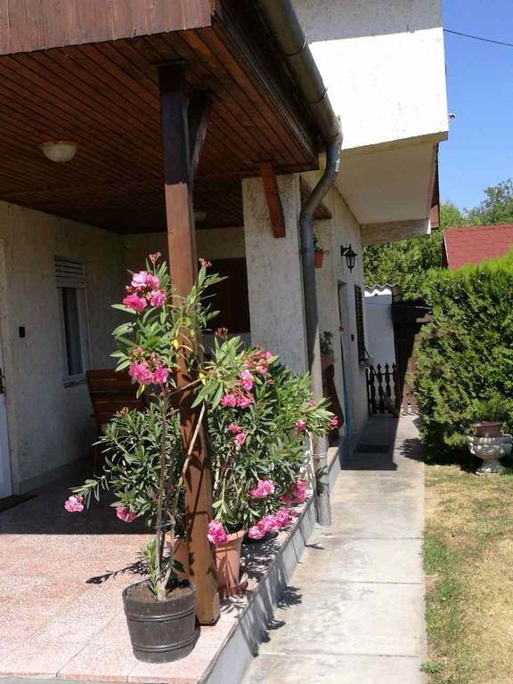 Sára Vendégház Balatonkeresztúr Exterior foto
