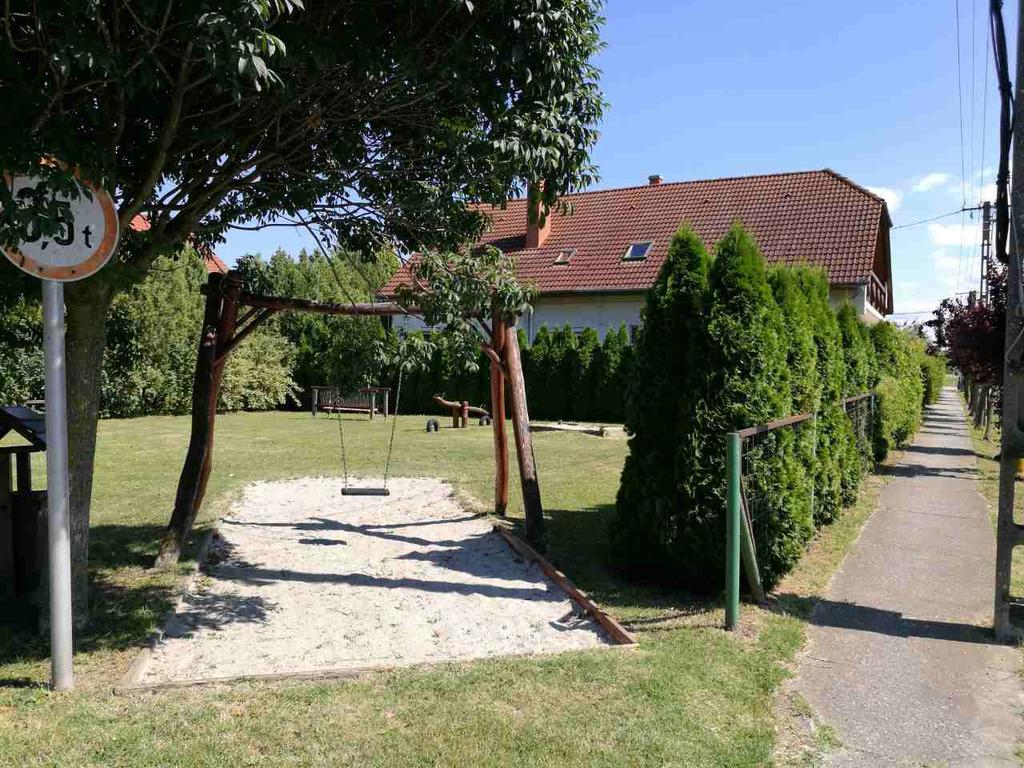 Sára Vendégház Balatonkeresztúr Exterior foto